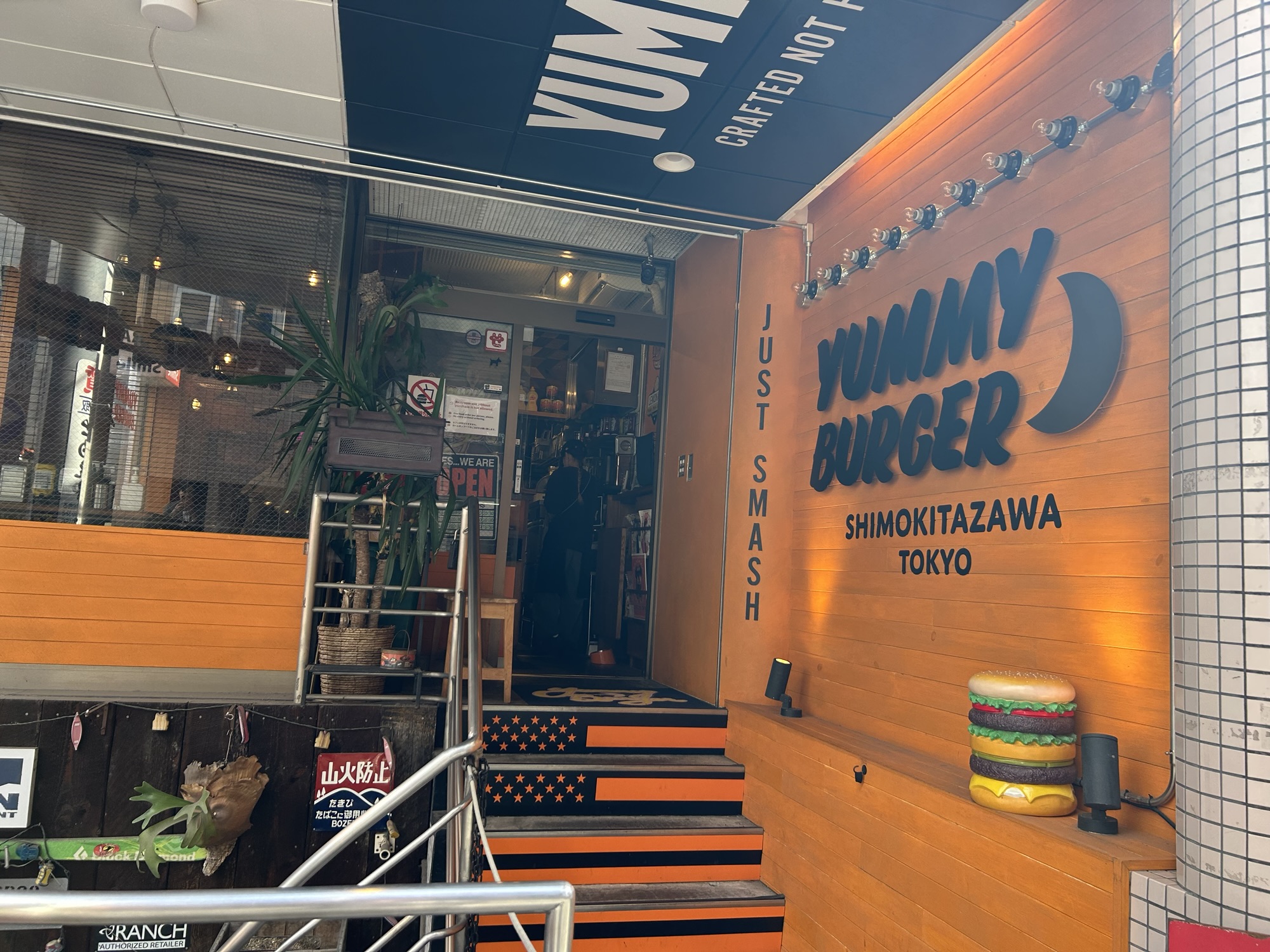 下北沢 YUMMY BURGER 外観
