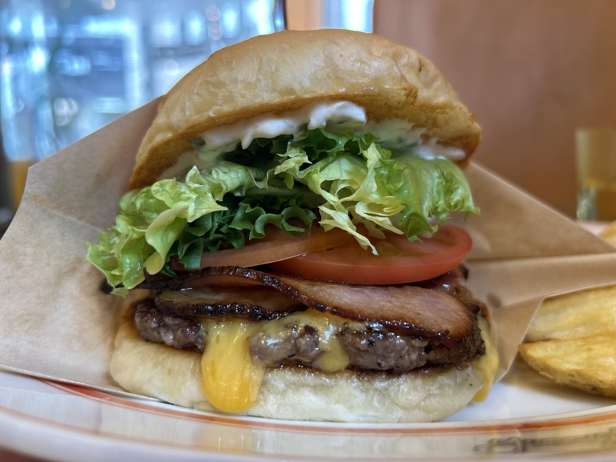 下北沢 YUMMY BURGER 自家製ベーコンチーズバーガー