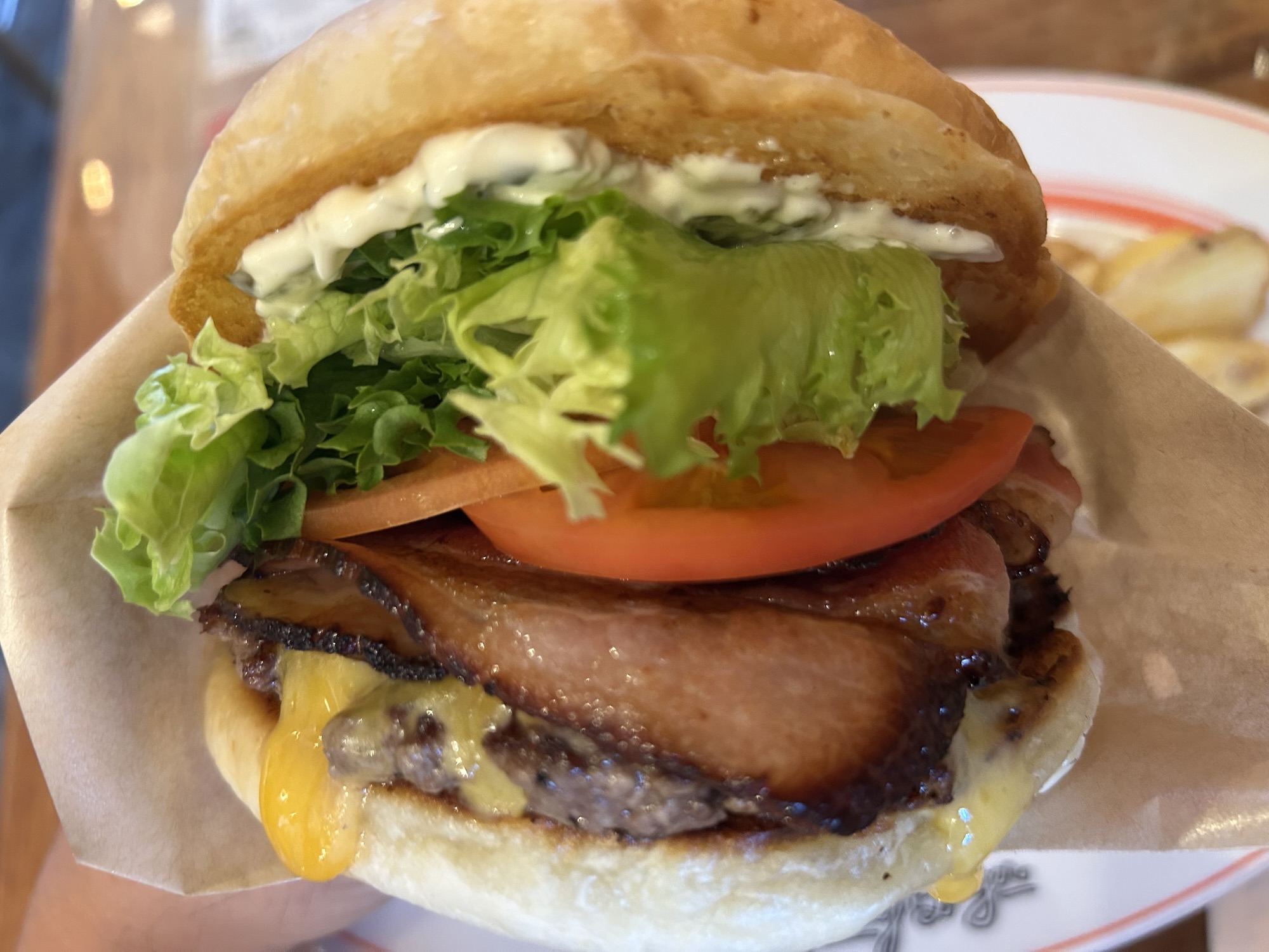 下北沢 YUMMY BURGER 自家製ベーコンチーズバーガー